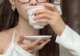 黑料社区在线首页，成为永久吃瓜群众，尽享娱乐圈轶事和黑料！