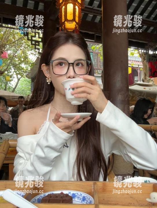 黑料社区在线首页，成为永久吃瓜群众，尽享娱乐圈轶事和黑料！